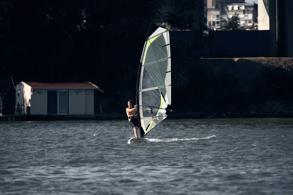 Rüzgâr Sörfçüsü Şehir Nehrinde Rüzgarlı Bir Günde Sörf Yapıyor — Stok fotoğraf