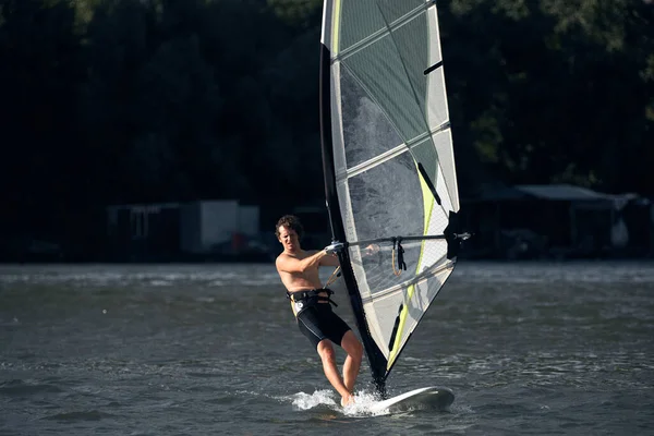 Windsurfer Surfen Einem Windigen Tag Stadtfluss — Stockfoto