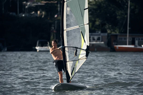 Windsurf Día Ventoso Río Ciudad — Foto de Stock