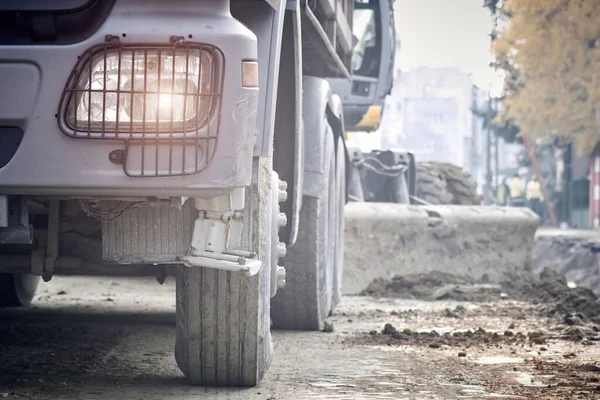 Ciężkie Ciężarówki Budowlane Zewnątrz Odbudowy Miejsca Publicznego — Zdjęcie stockowe