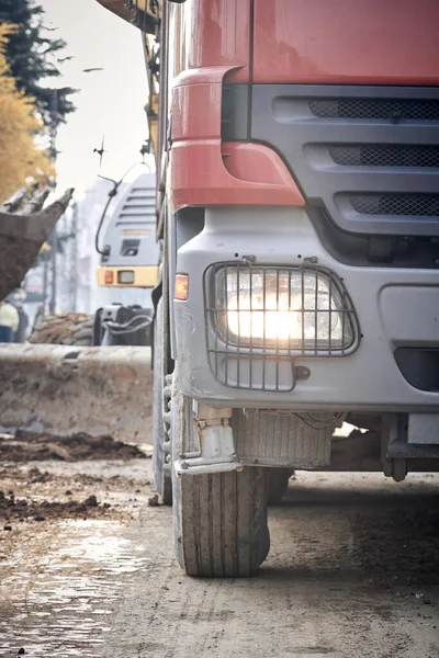 Ciężkie Ciężarówki Budowlane Zewnątrz Odbudowy Miejsca Publicznego — Zdjęcie stockowe