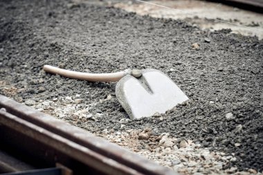 Gerçek bir inşaat alanında kürek ve kamusal alanda yenileme.