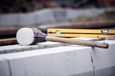 Bir mekanizma sahasında ruh seviyesi ve araçlar.