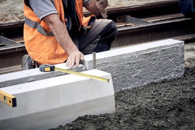 Bir sokak rekonstrüksiyonunda çalışan inşaat işçisi..