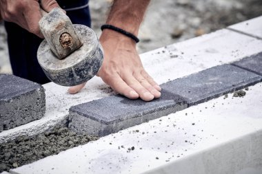 İnşaat işçisi halka açık bir yol yeniden yapılandırmasında..