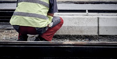 İnşaat işçisi halka açık bir inşaat alanında çalışıyor..