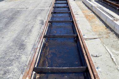 Demiryolu inşaatı halka açık bir alanda yapılıyor..
