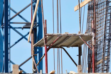 Yüksek bir binada gerçek bir inşaat alanı..