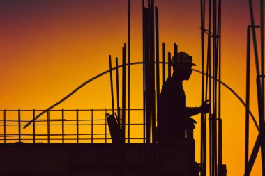 Yüksek bir binada çalışan gerçek bir inşaat işçisi..