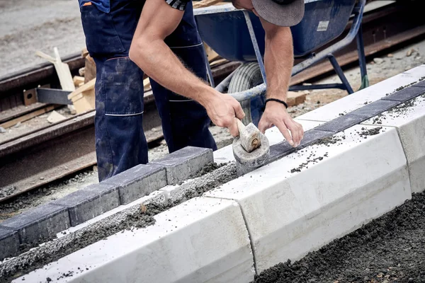 Operaio Edile Impegnato Una Ricostruzione Stradale — Foto Stock