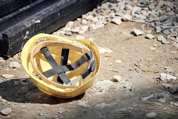 Capacete Protetor Amarelo Canteiro Obras — Fotografia de Stock