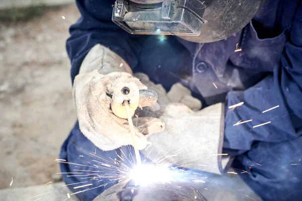 Trabalhador Construção Arco Soldagem Tubo Metal — Fotografia de Stock