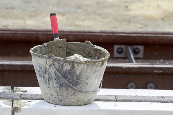 Balde Com Cimento Molhado Canteiro Obras — Fotografia de Stock