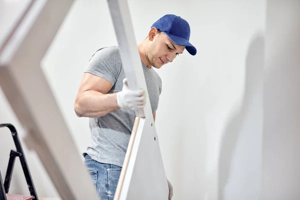 Junger Erwachsener Mann Beim Malen Auf Einem Diy Budget Renovierung — Stockfoto