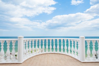 Deniz kıyısında balkon görünümü