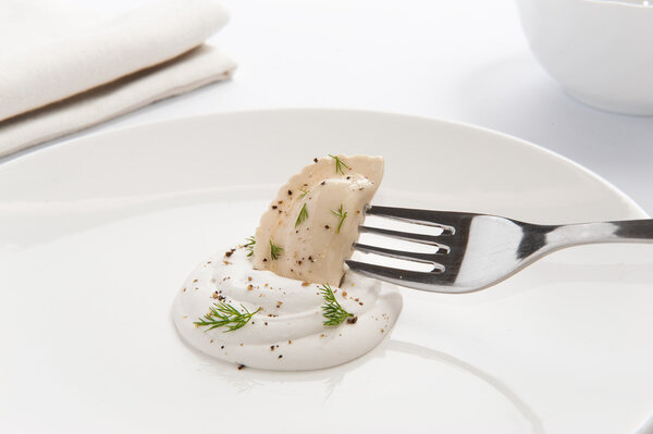 Пельмень на вилке
