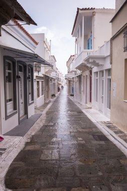Andros sokaklarda yağmur