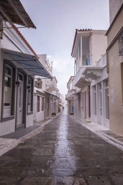 Andros sokaklarda yağmur