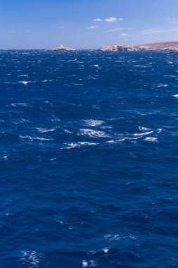 Bir feribot Yunanistan üzerinden görüntülemek