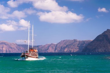 Yelkenli gemi kıyısından Santorini, Yunanistan