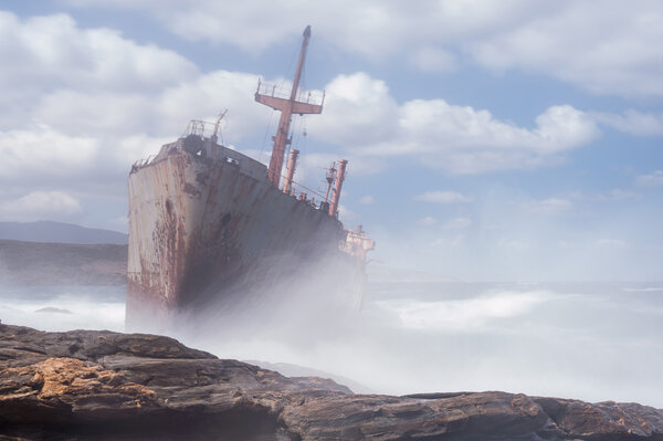 Заброшенное судно на Андросе, Греция
