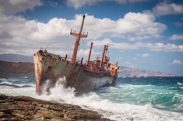 Abandoned shipwreck on Andros, Greece — Stock Photo, Image