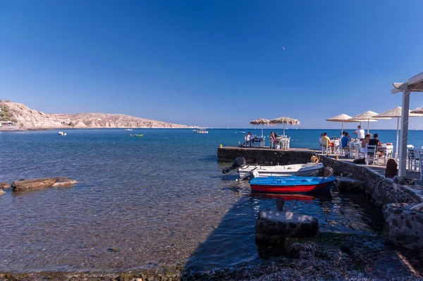Santorini taverns on the beach — Stock Photo, Image