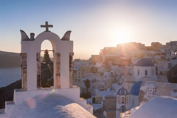 Igreja em Firostefani durante um pôr do sol, Santorini — Fotografia de Stock