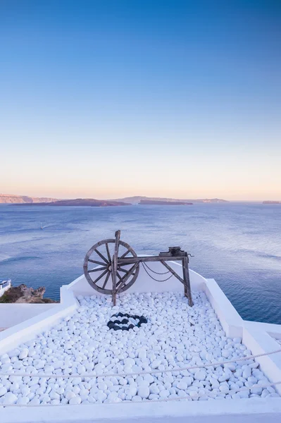 Old, wooden water pump wheel on a roof in Oia, Santorini — Stock Photo, Image