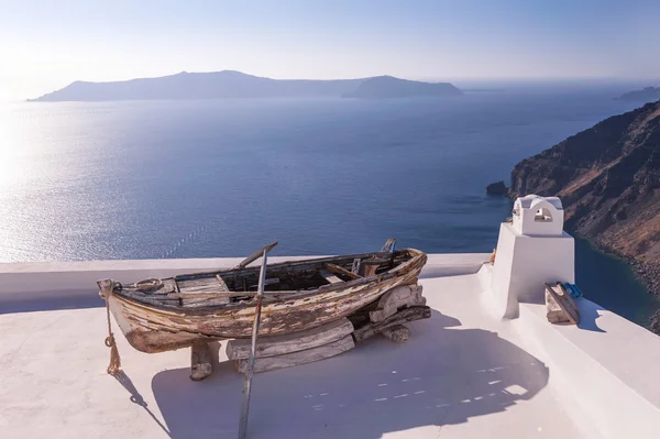 屋根、サントリーニ島、ギリシャの手漕ぎボート — ストック写真