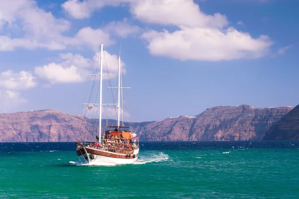 Nave a vela vicino alla costa di Santorini, Grecia — Foto Stock