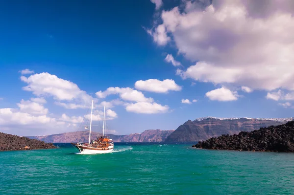 Sailing ship near Santorini coast, Greece — Stock Photo, Image