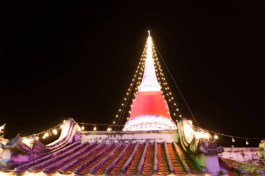 Gece aydınlanan eski bir Tayland çedi görüntüsü.