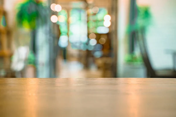 Kafe 'deki ahşap masa ve bokeh' in yumuşak odak arkaplanı.