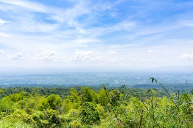Ormanların manzarası, yemyeşil dağlar ve güzel gökyüzü..