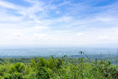 Ormanların manzarası, yemyeşil dağlar ve güzel gökyüzü..