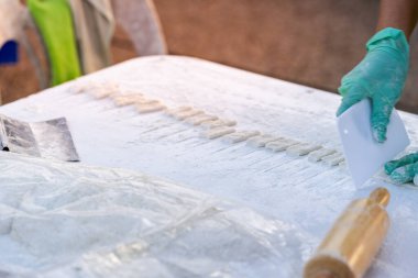 Markette Patongo aperatifleri yapma adımlarından birinin resmi..