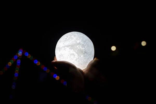 Una Foto Una Mano Sosteniendo Modelo Luna Noche Bokeh — Foto de Stock