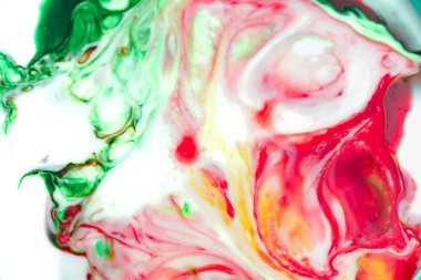 Bir şablon oluşturmak için karıştırılmış birden fazla rengin soyut resimleri.