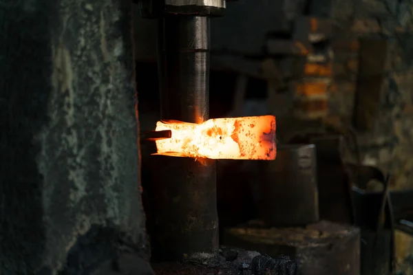 鍛冶屋は様々な道具を作るために非常に熱い鉄を鍛造しています — ストック写真