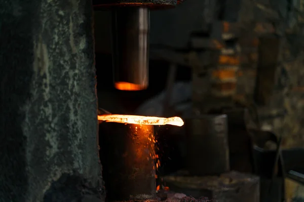 Herrero Está Forjando Hierro Muy Caliente Para Hacer Varias Herramientas — Foto de Stock