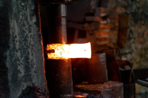 Ferreiro Está Forjando Ferro Muito Quente Para Fazer Várias Ferramentas — Fotografia de Stock