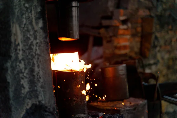 Fabbro Sta Forgiando Ferro Molto Caldo Fare Vari Strumenti — Foto Stock