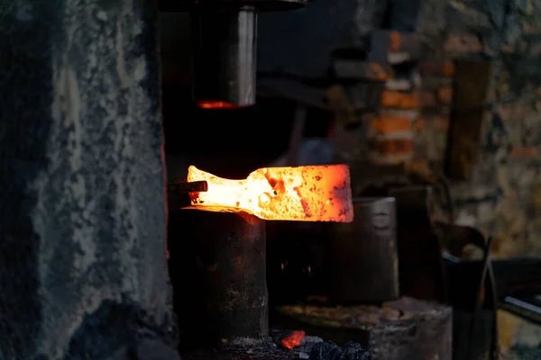 Fabbro Sta Forgiando Ferro Molto Caldo Fare Vari Strumenti — Foto Stock