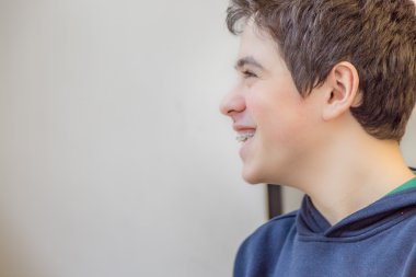 kafkas çocuk mutlu ve diş parantez ile gülümseyen