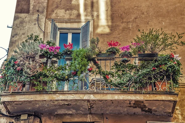 Balcon Vieille Maison Italienne Avec Des Fleurs Des Décorations Noël — Photo