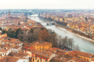 Adige Nehri'nin panoraması, Shakespeare'in Romeo ve Juliet'i burada geçtiği için romantik aşk şehri olarak bilinen İtalya'daki Verona'nın evlerinin ve tarihi binalarının içinden geçerken