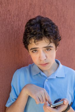 çocuk hücresine danışırken kaybolmuş görünüyor