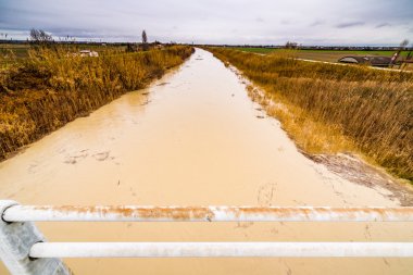 Kırsal bir şişmiş nehir Çamurlu suları