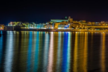 İtalya Adriyatik Denizi üzerinde antik kentin limanının gece görünümü